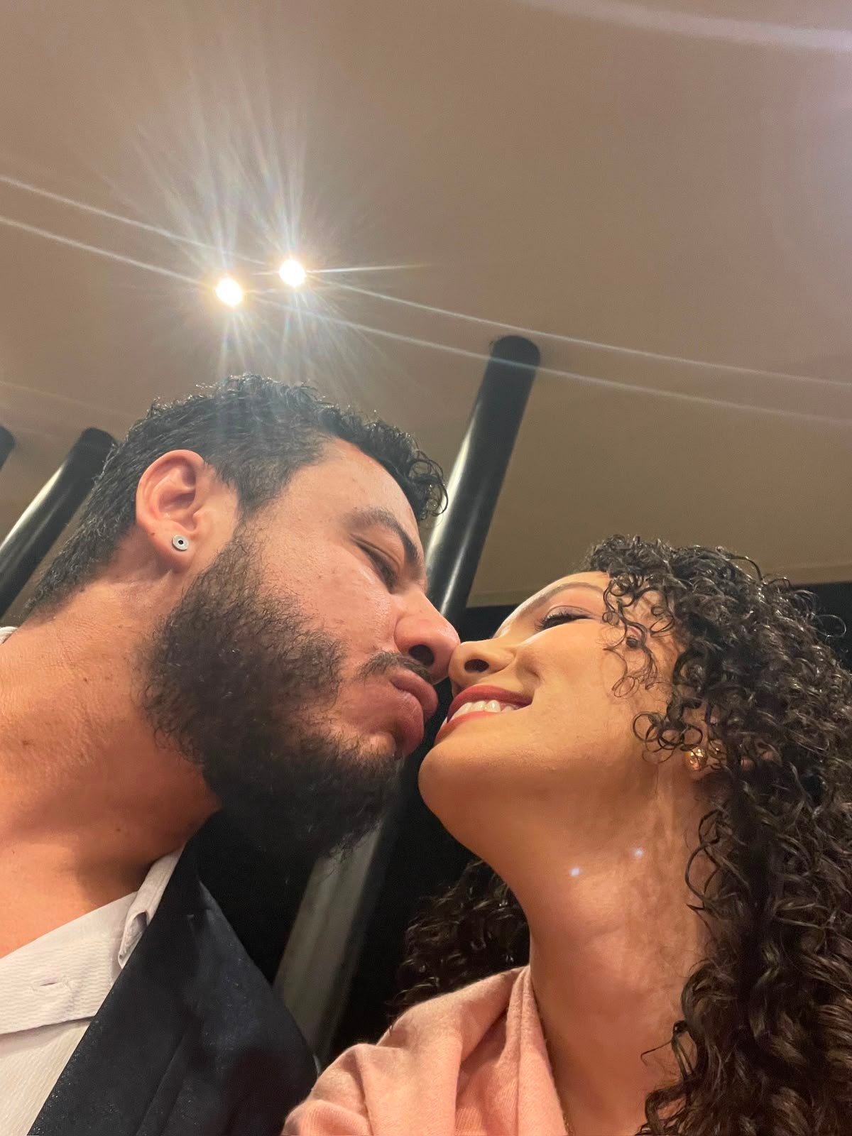 Cássia e Pablo em um beijo, close em ângulo baixo